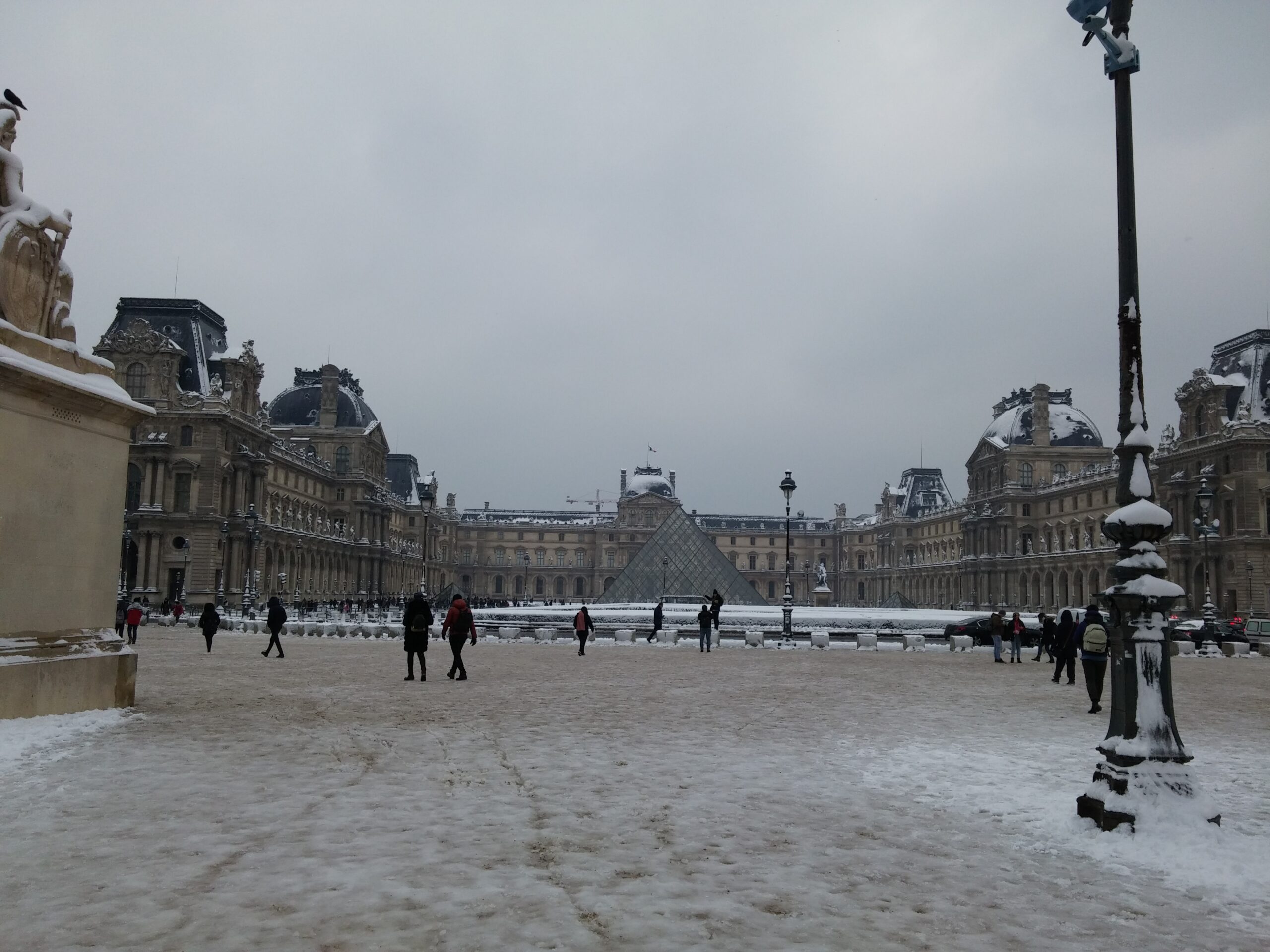 Featured image for “Paris im Schnee­cha‍os”