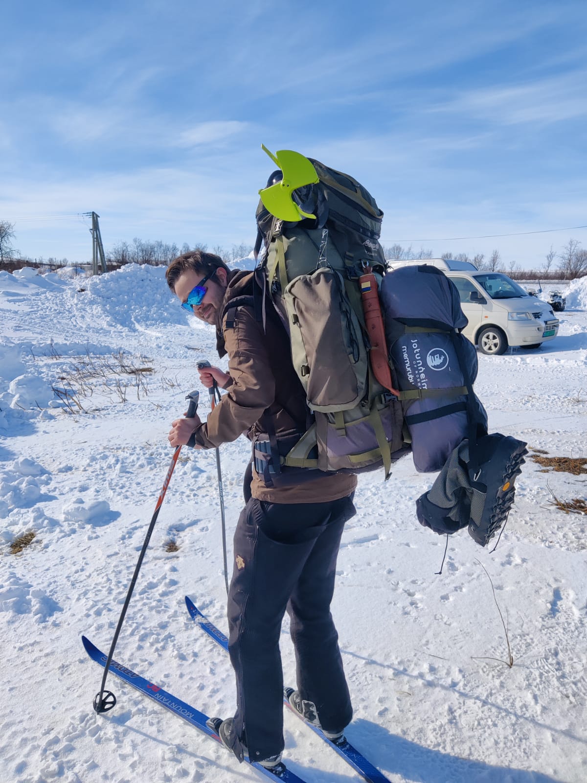 Bild: Marcus Madsen mit 50 Kilogramm Rucksack auf Ski
