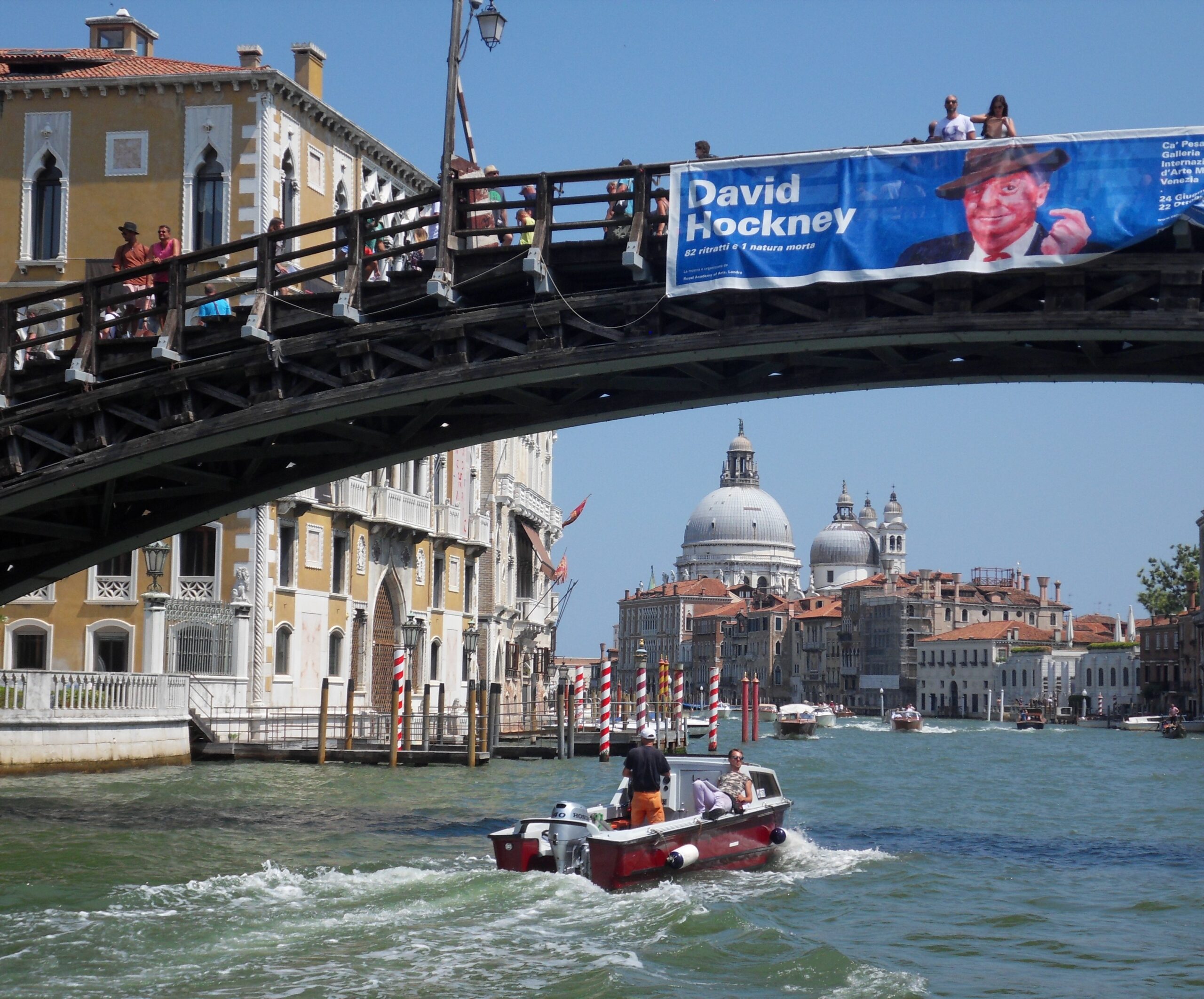 Bild: Boot unter Brücke in Venedig, Italien.