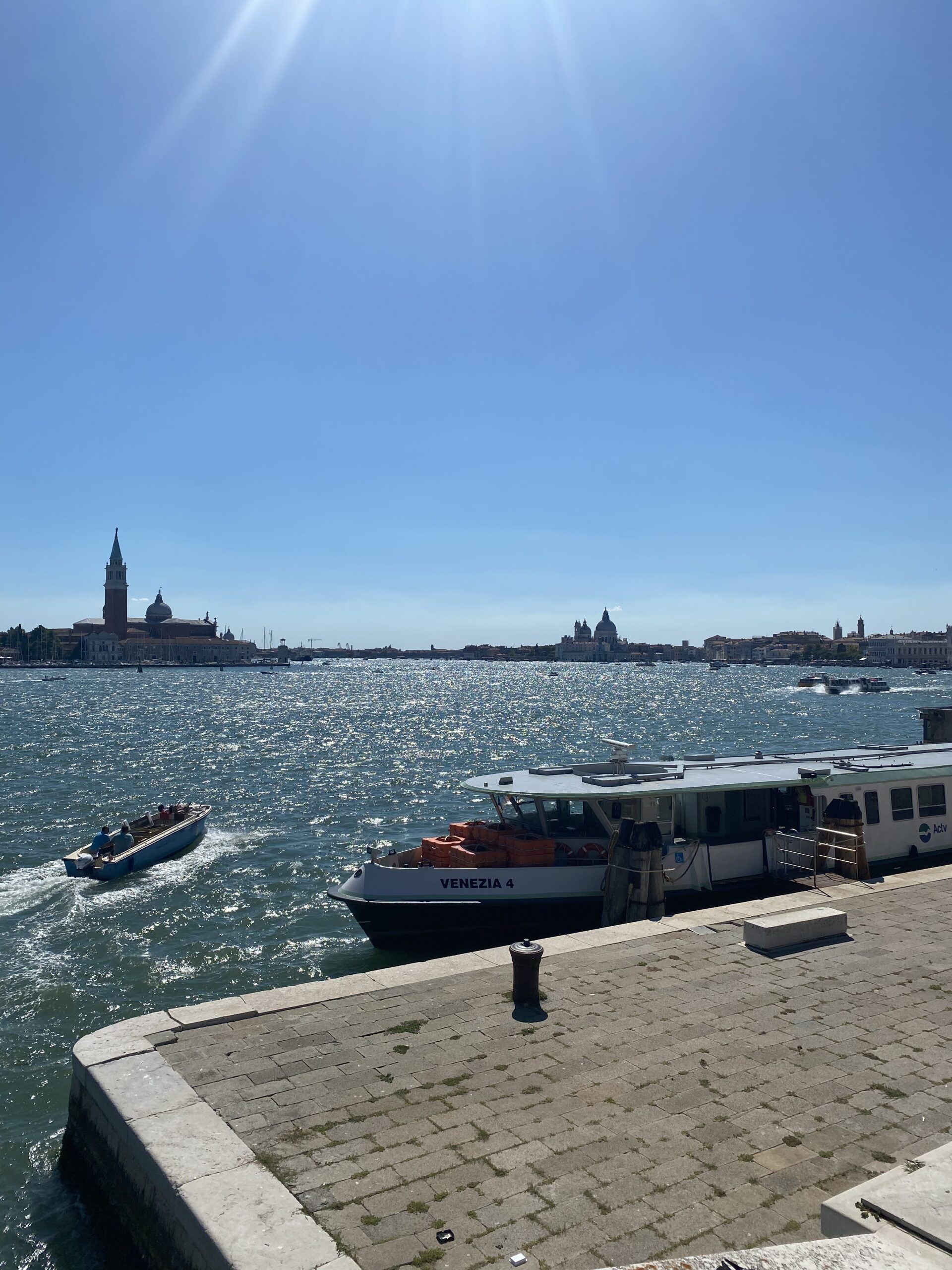 Bild: Hafen mit Boot in Venedig, Italien