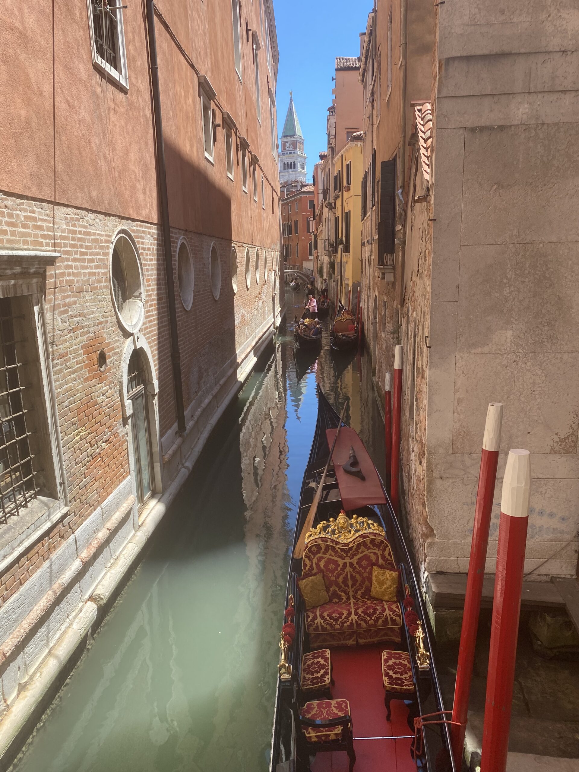 Bild: enge Gasse in Venedig, Italien