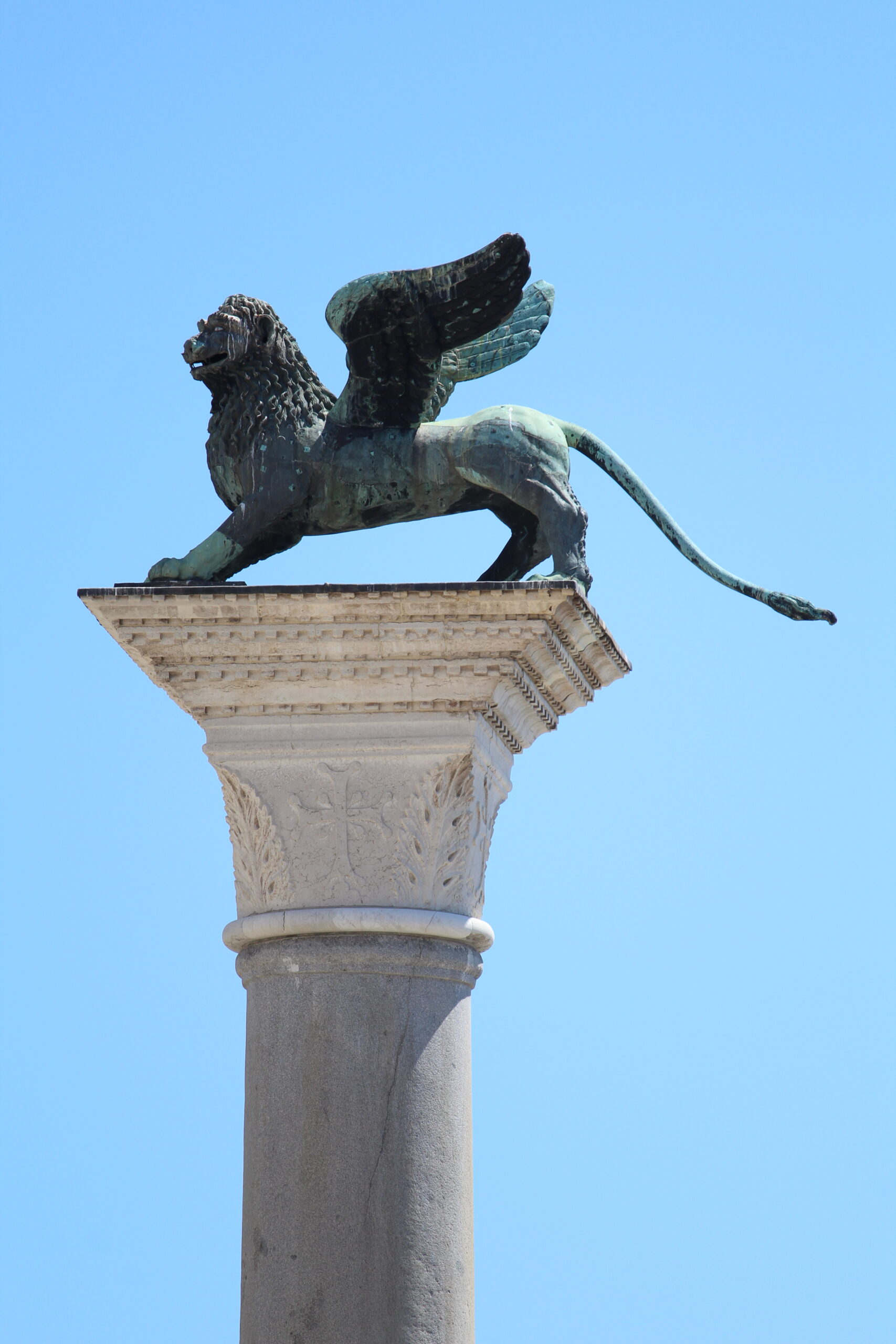 Bild: Statue Löwe mit Flügeln auf Säule in Venedig, Italien