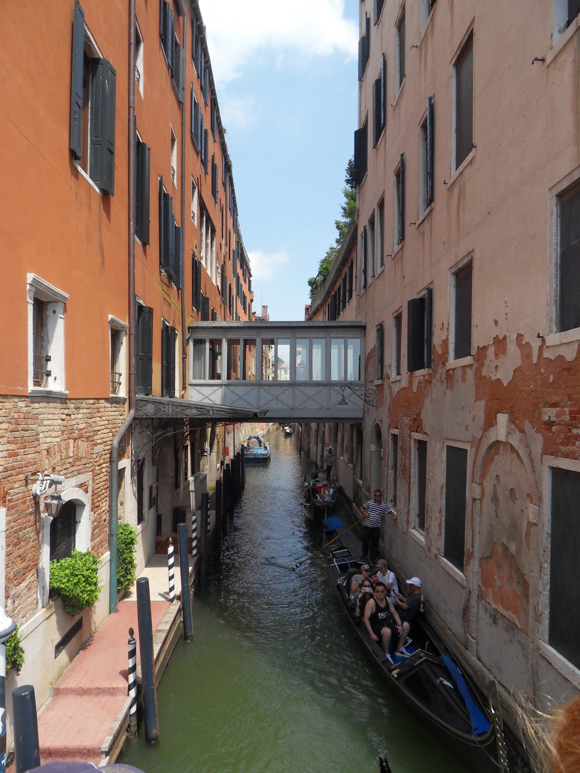 Bild: Kanal mit Blick auf Brücke in Venedig, Italien