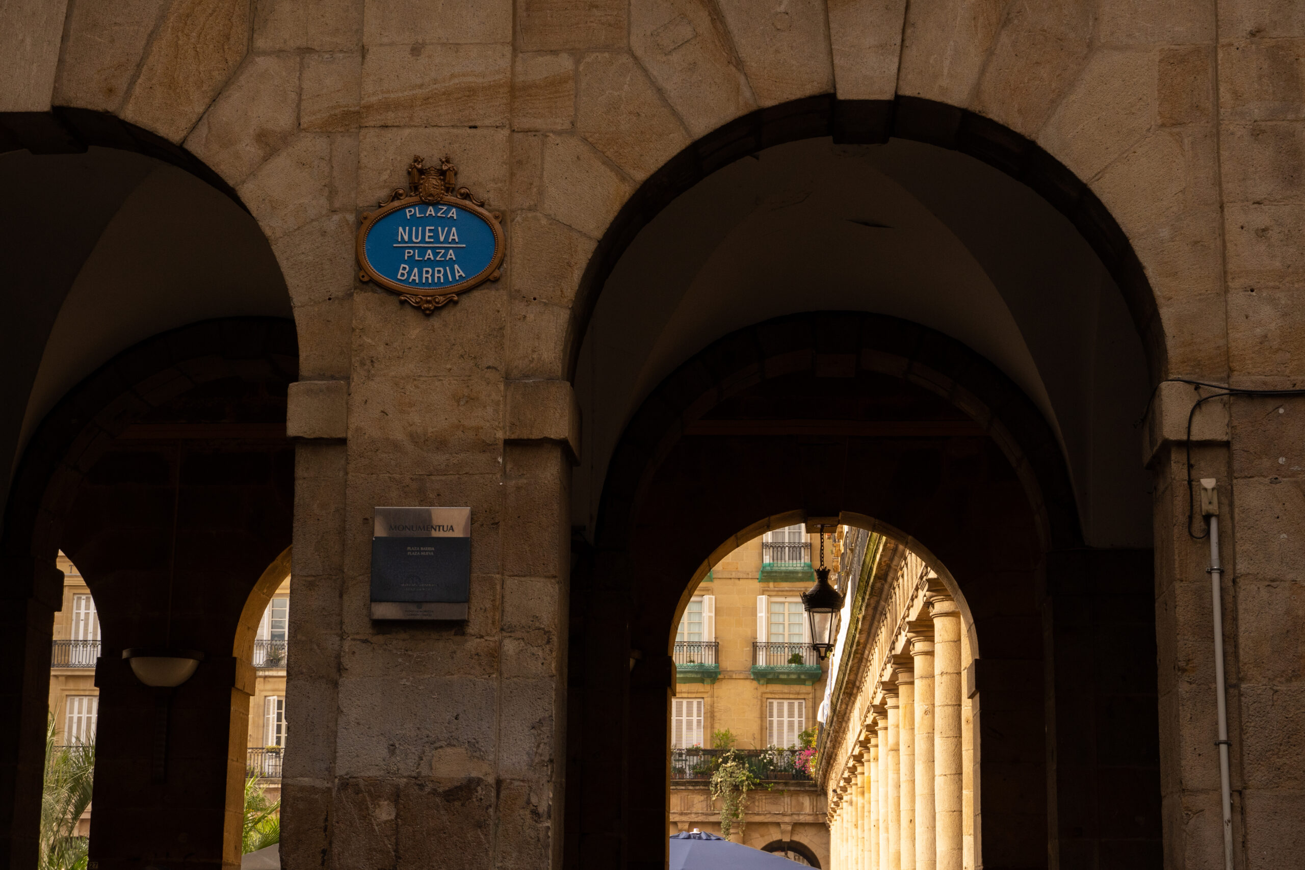 Bild: Bögen als Eingang zum einem Platz in Bilbao