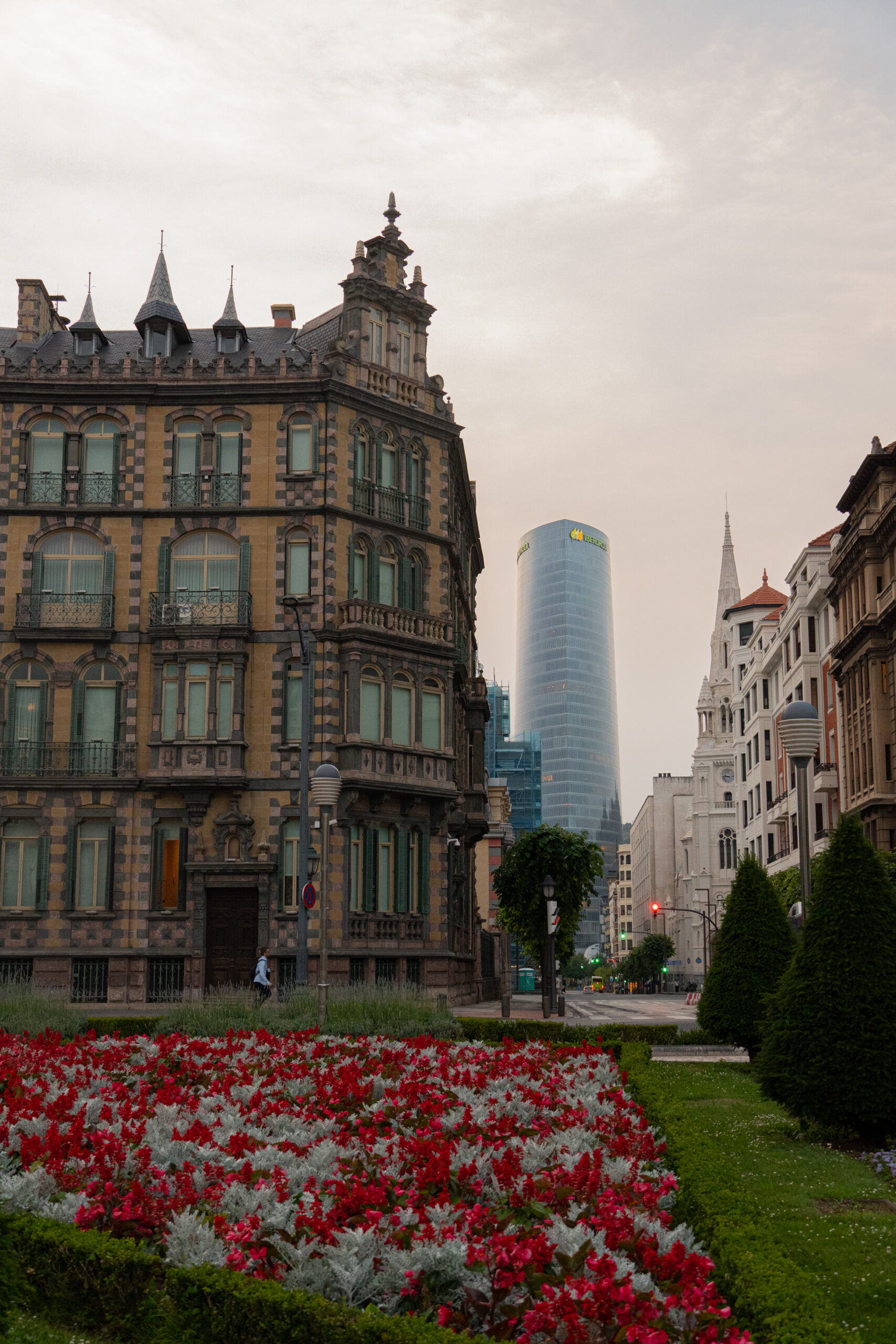 Bild: Innenstadt Bilbao, Häuser mit rot-weißen Blumen