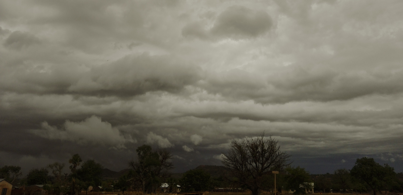 Bild: Düstere, graue Wolken während der Dämmerung in Ghana.