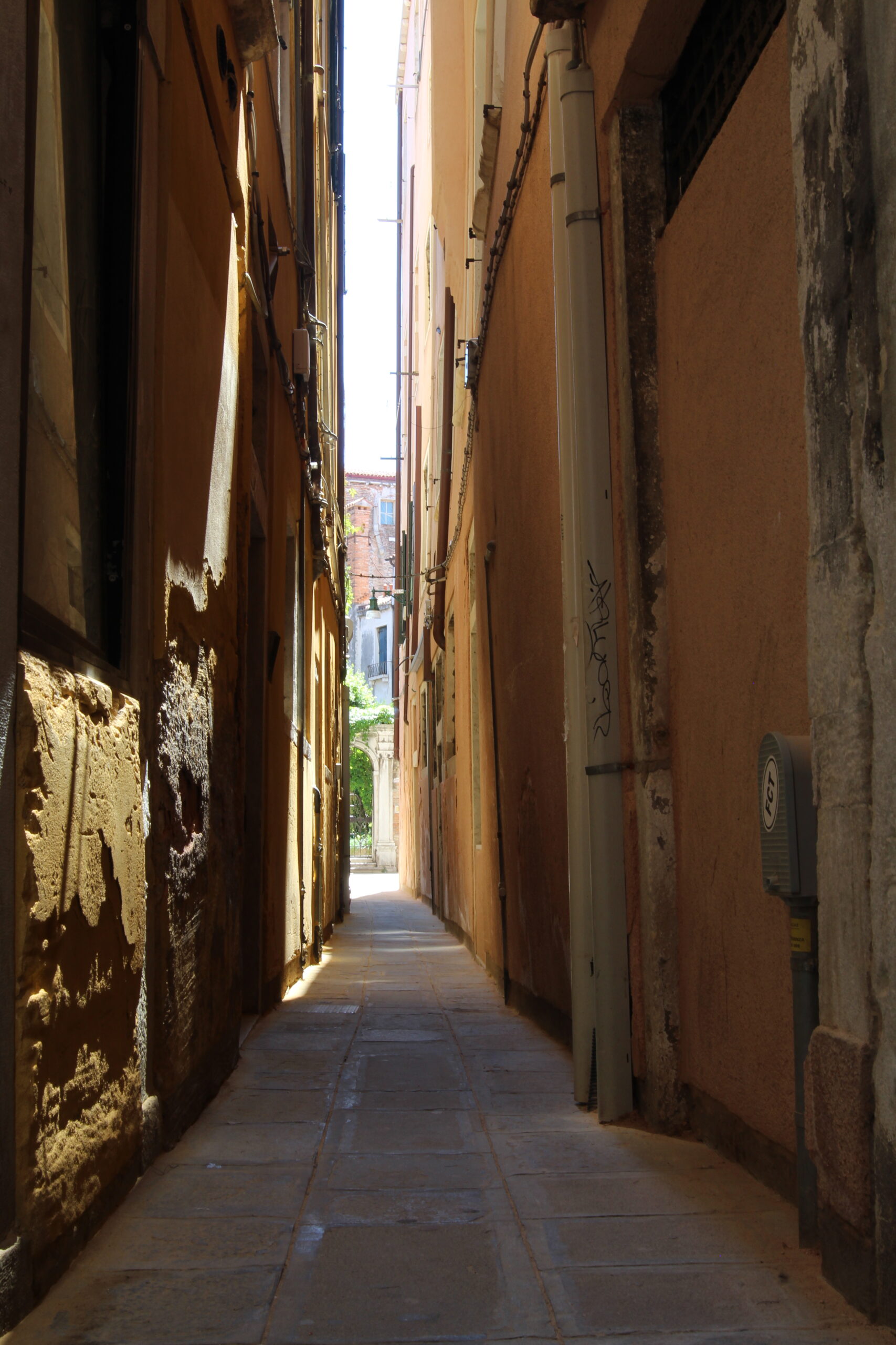 Bild: enge Gasse mit rissiger Hauswand in Venedig, Italien