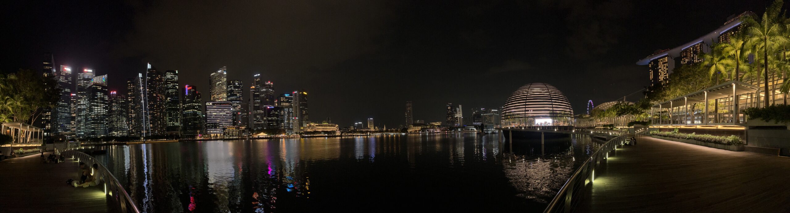 Bild: Skyline von Singapur bei Nacht