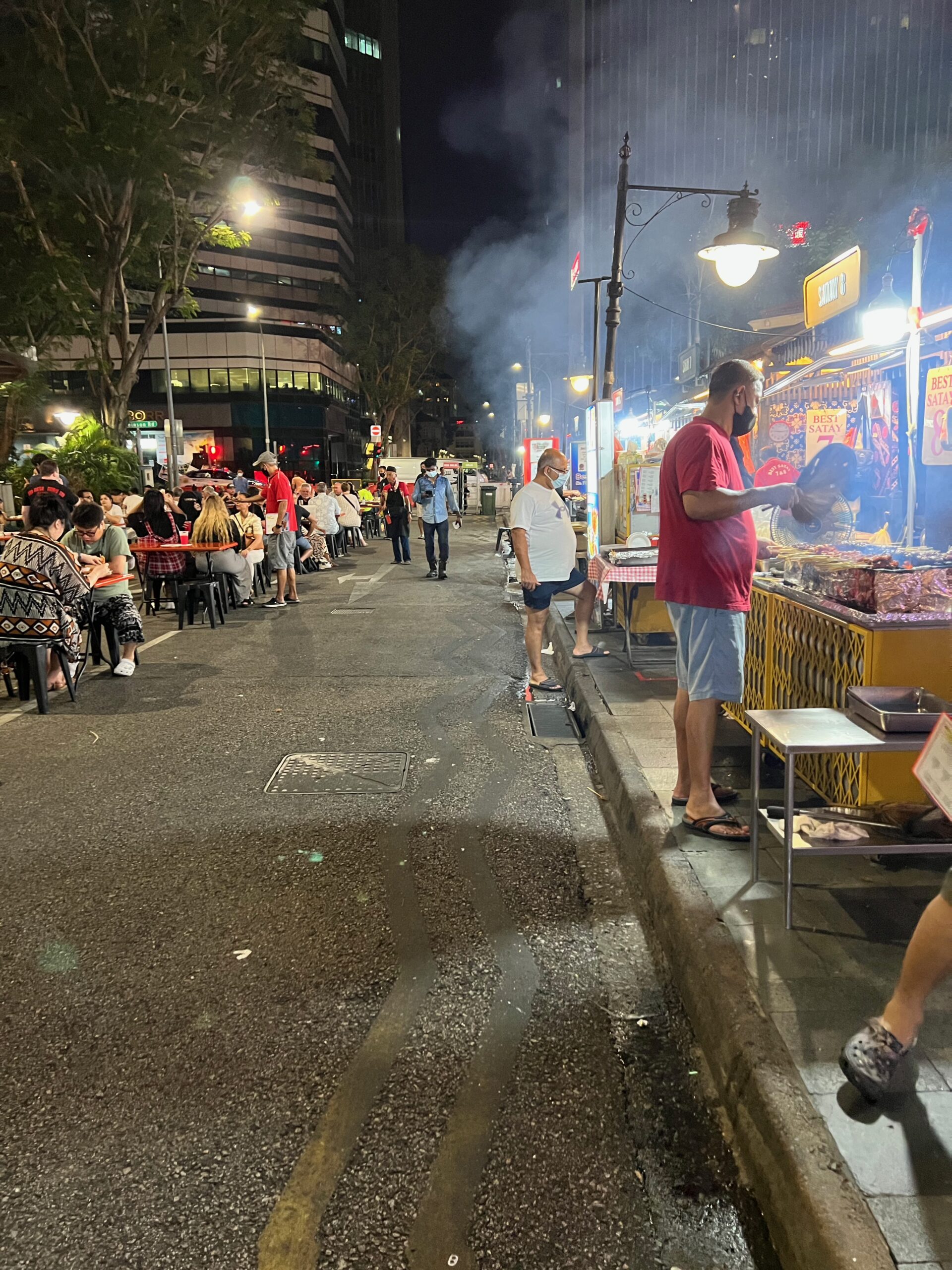 Bild: Kleine Stände die ihr Essen aus der Straße verkaufen in Downtown, Singapur