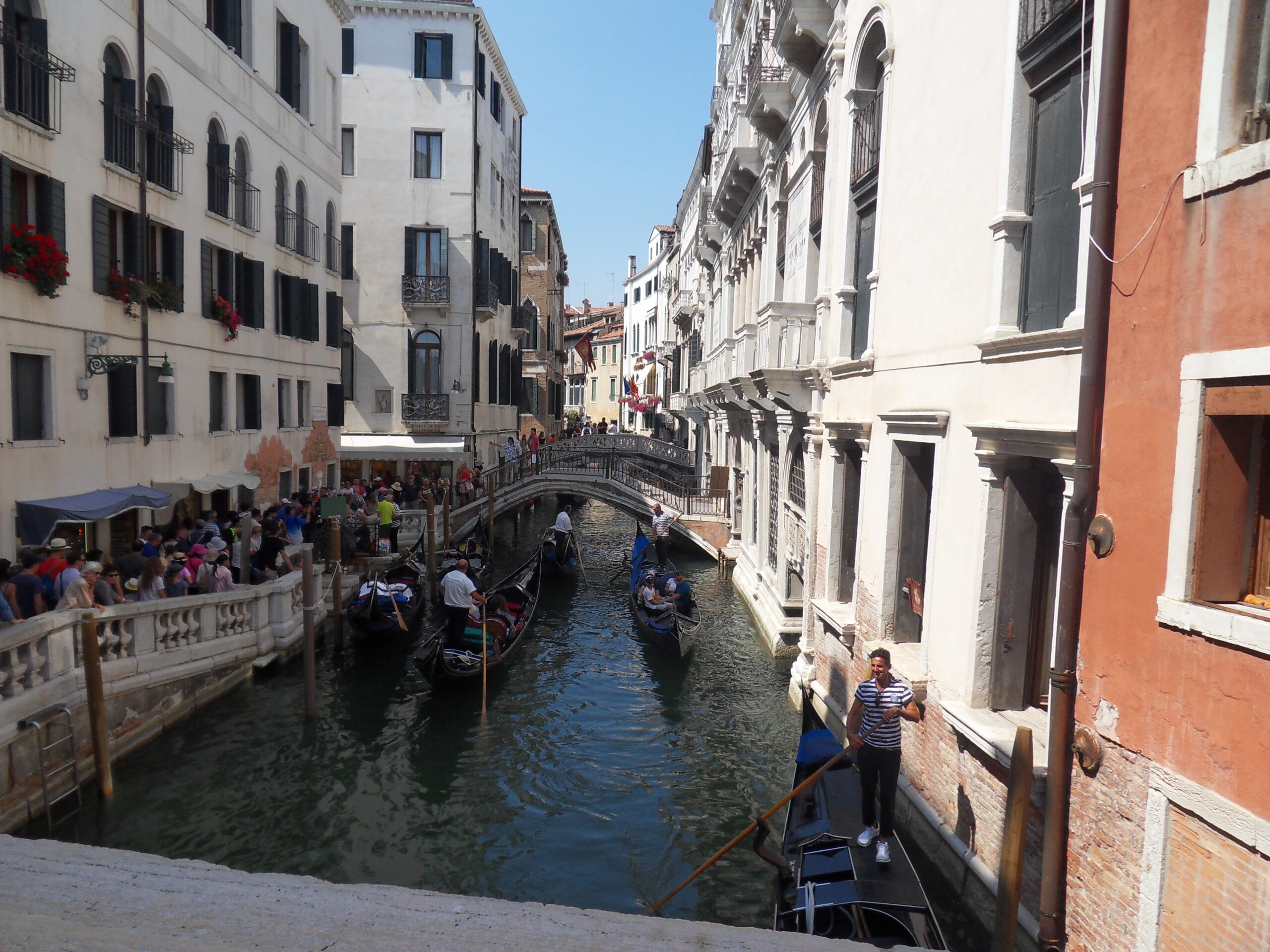 Bild: Kanal mit Restaurants in Venedig, Italien