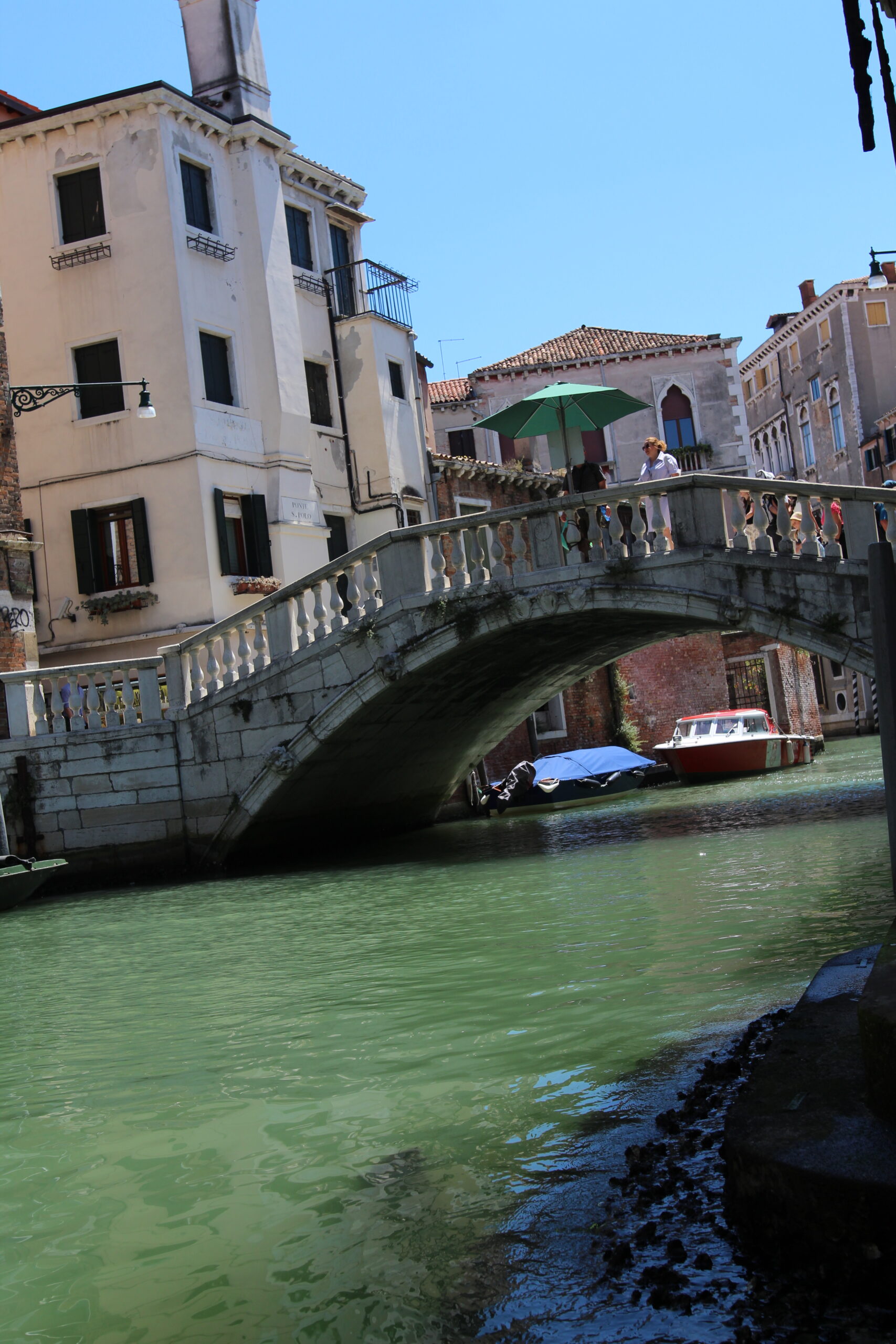 Bild: Ufer mit Blick auf Brücke in Venedig, Italien