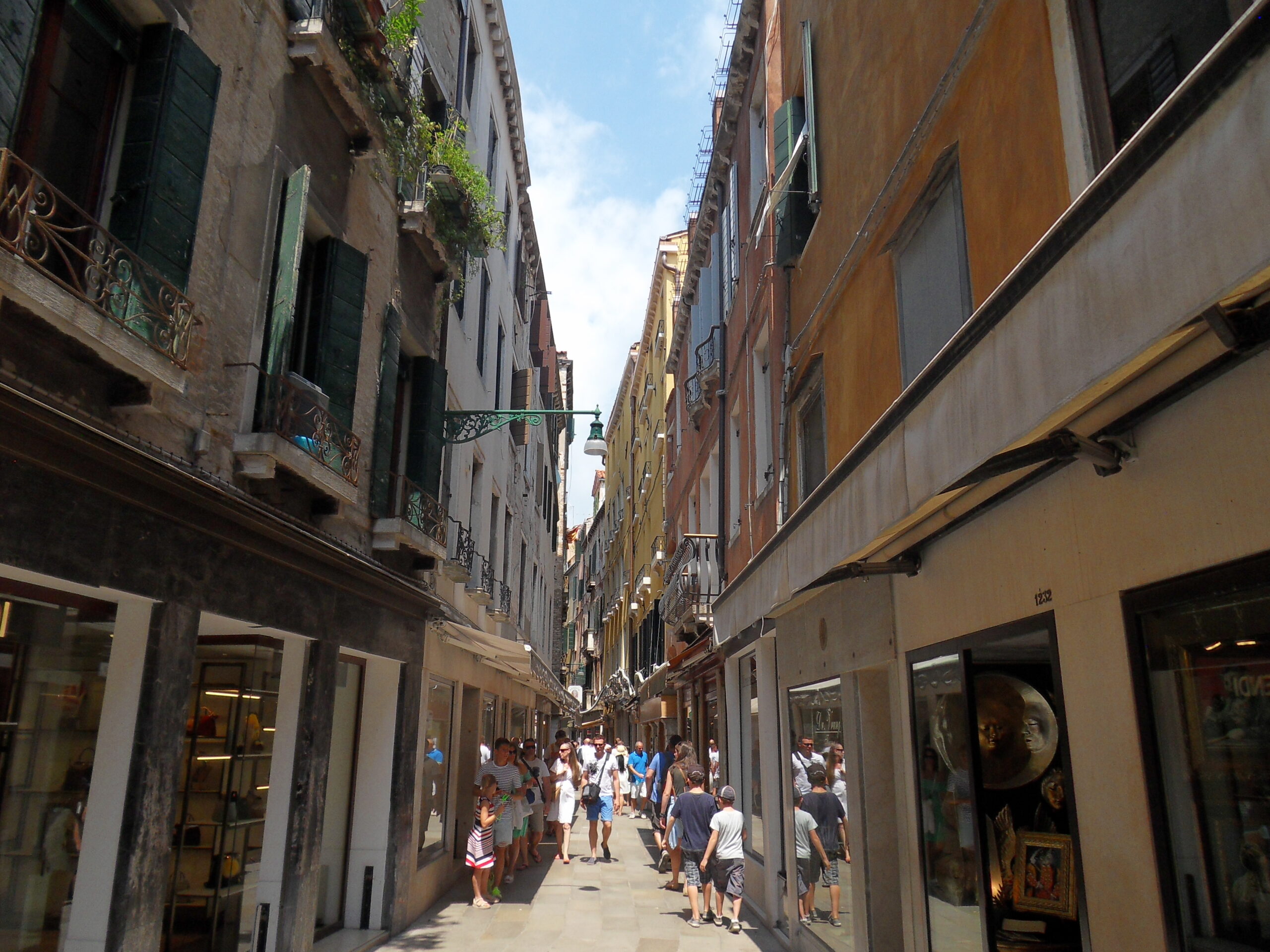 Bild: Gasse mit Menschen in Venedig, Italien