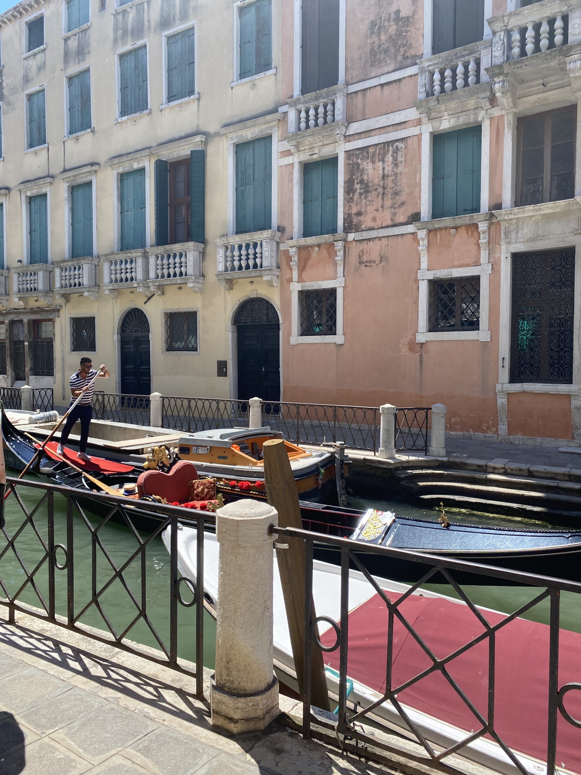 Bild: Blick auf Kanal mit Gondel in Venedig, Italien
