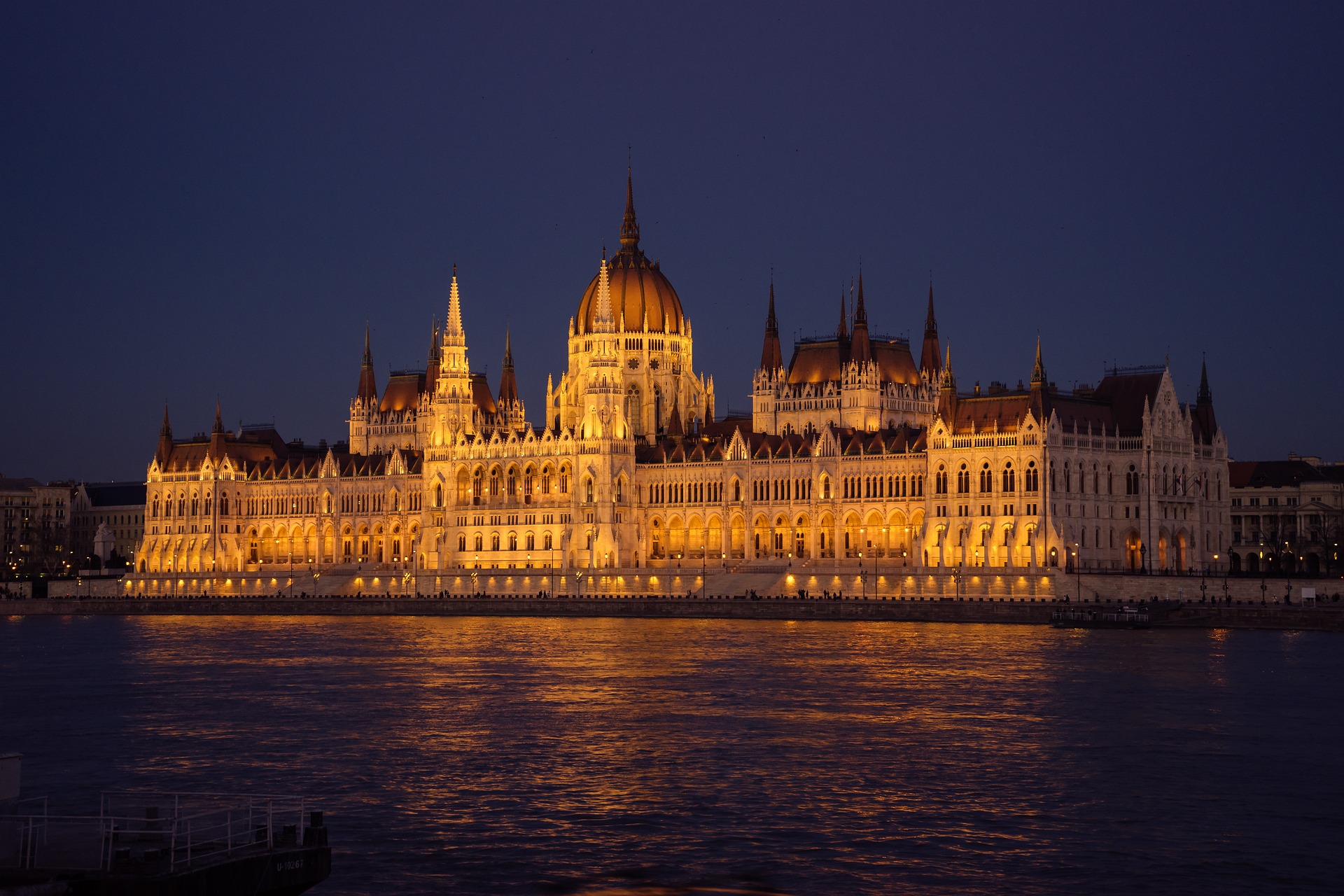 Bild: Budapester Parlamentsgebäude bei Nacht