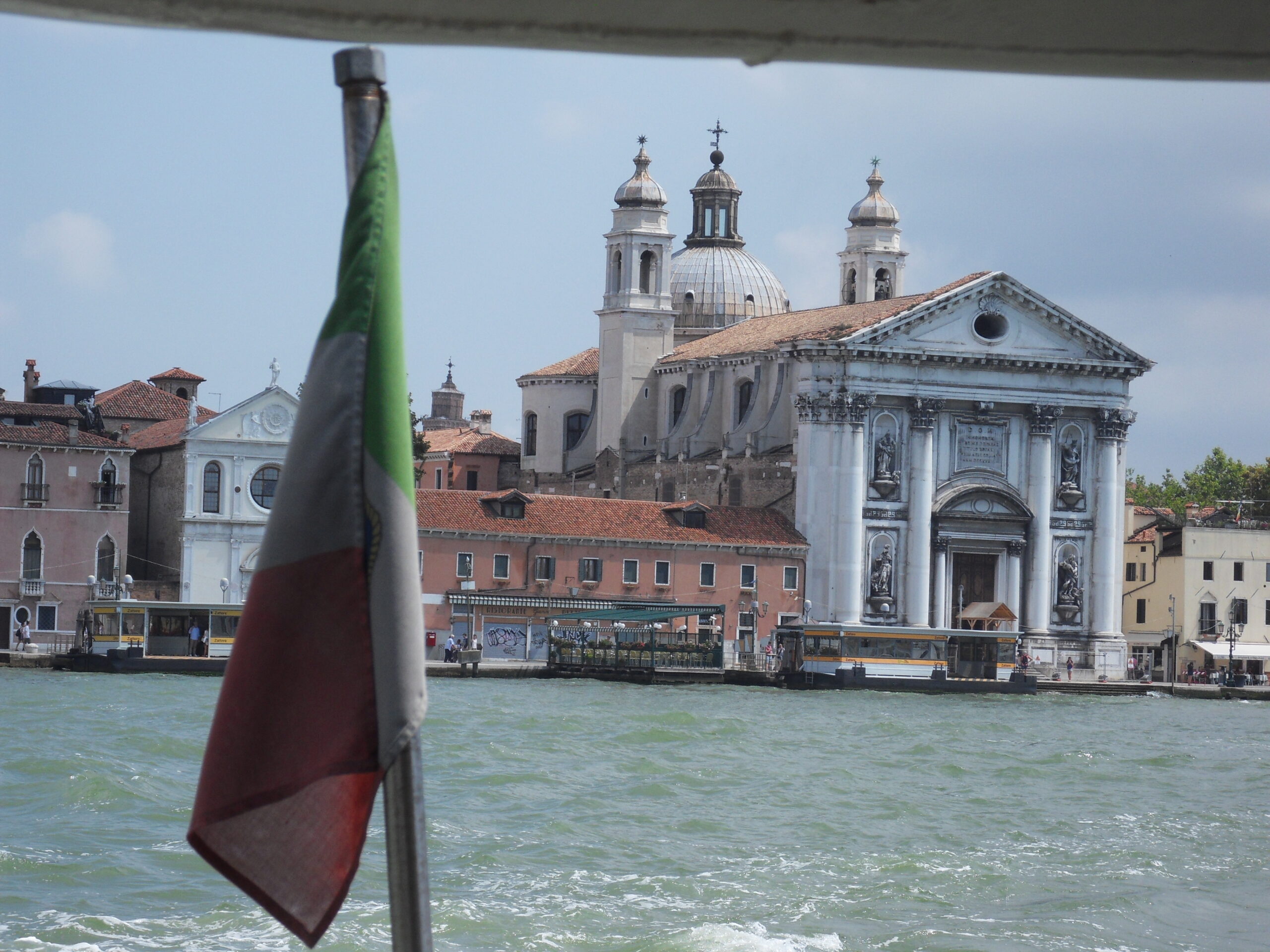 Bild: Gebäude mit italienischer Flagge im Vordergrund in Venedig, Italien