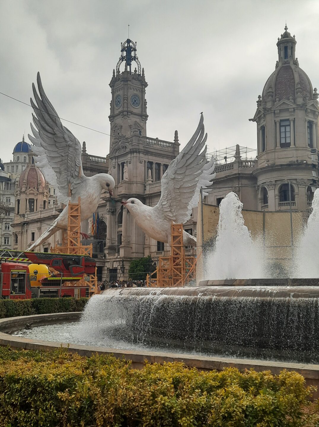 Tauben als Fallas Figur auf dem Rathausplatz