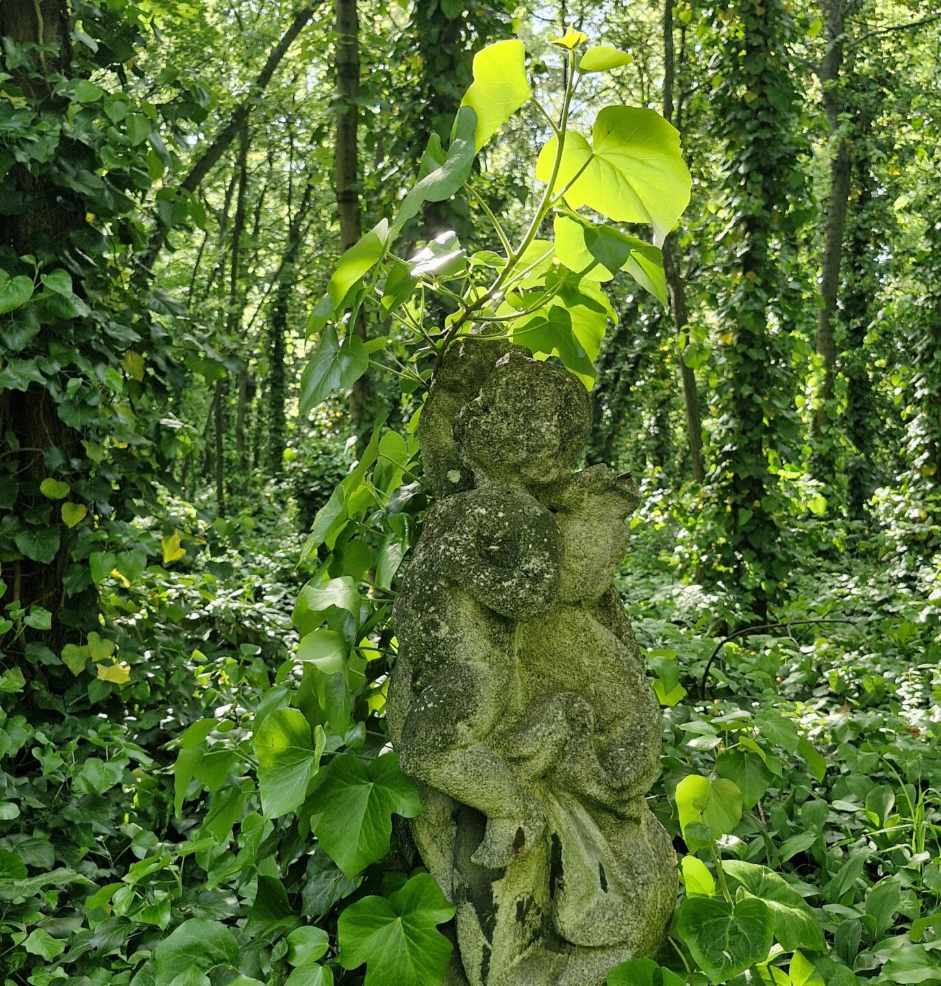 Ein alter, verwitterter Grabstein