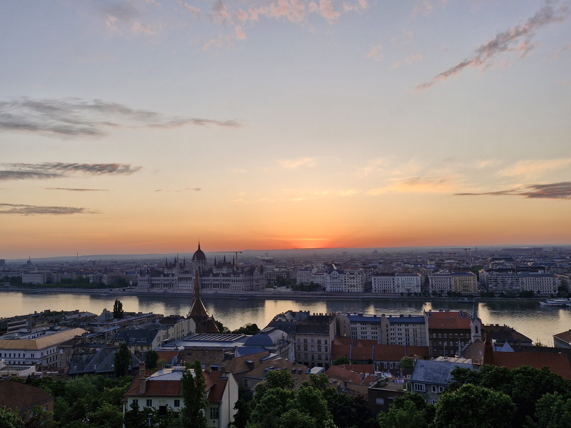 Der Blick beim Sonnenaufgang von der Fischerbastei auf das Parlament