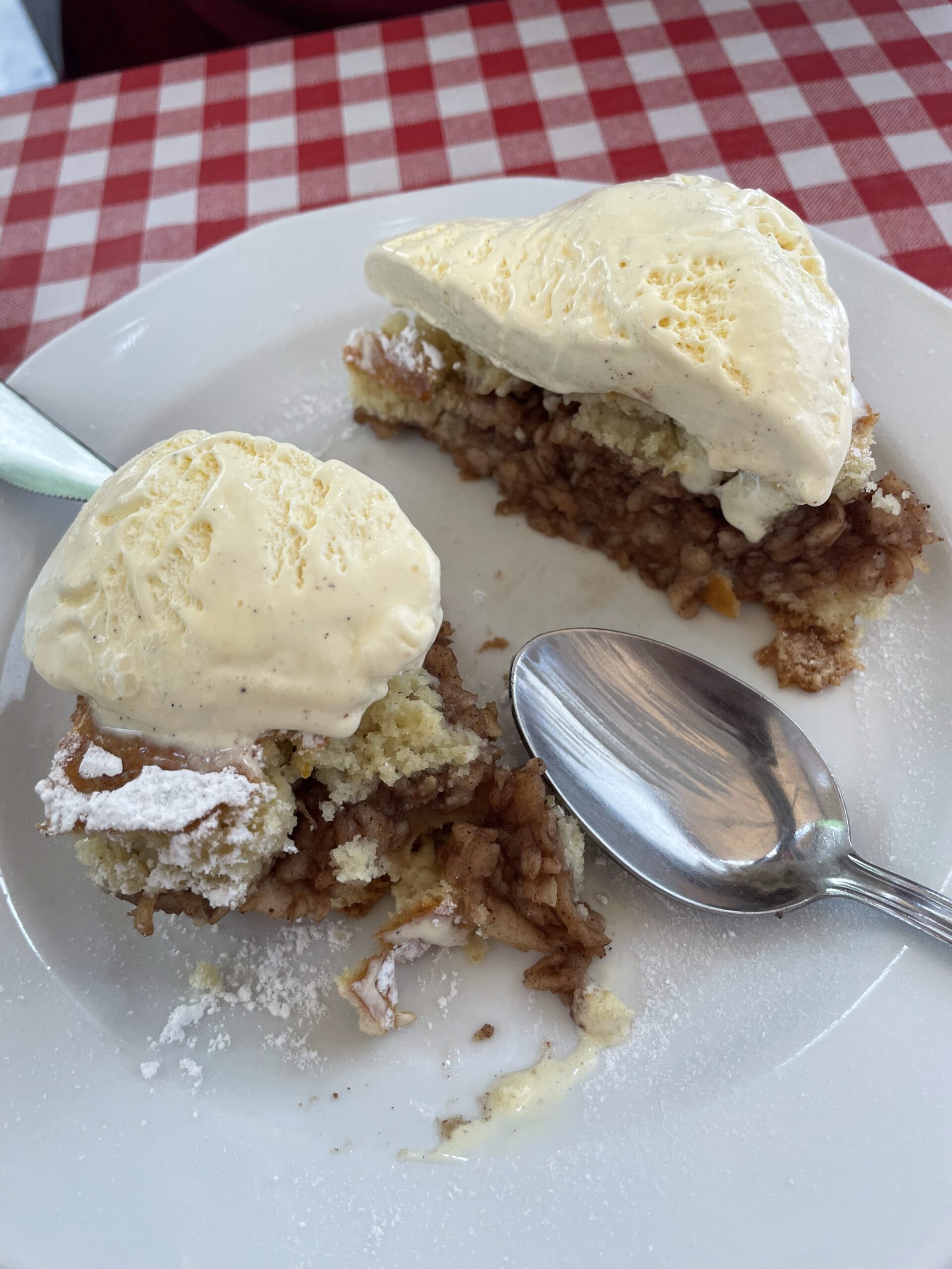 Auf dem Bild ist ein ungarisches Dessert mit Vanilleeiscreme und Walnusssplittern zu sehen.