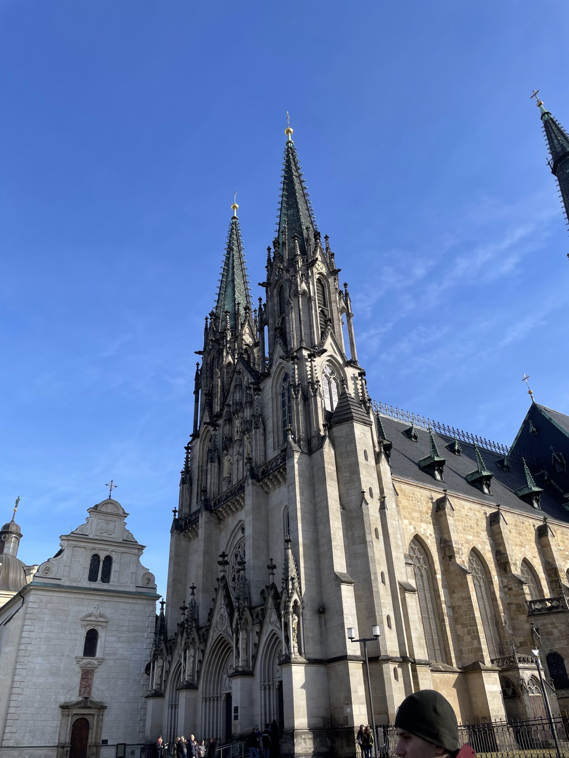 Auf dem Bild ist eine Kirche im gotischen Stil zu sehen