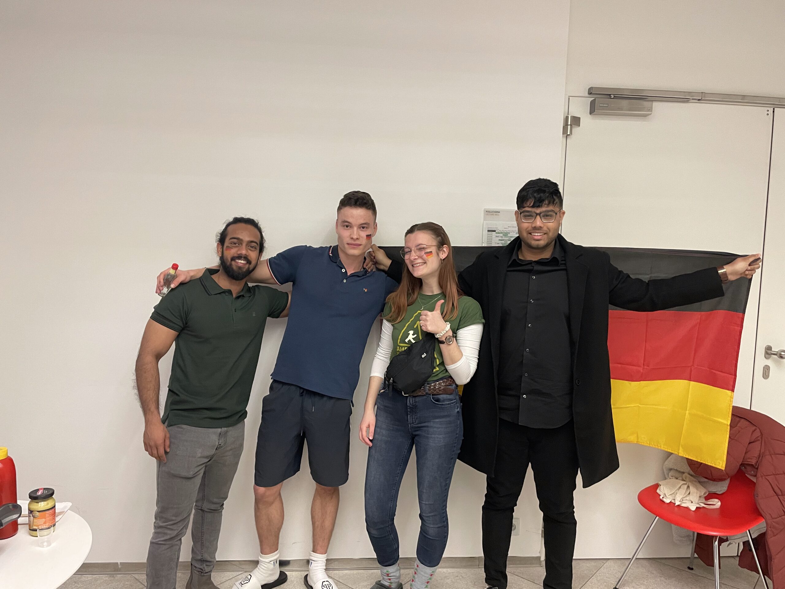 Auf dem Bild sind mehrere junge Leute zu sehen, die eine Deutschlandflagge halten