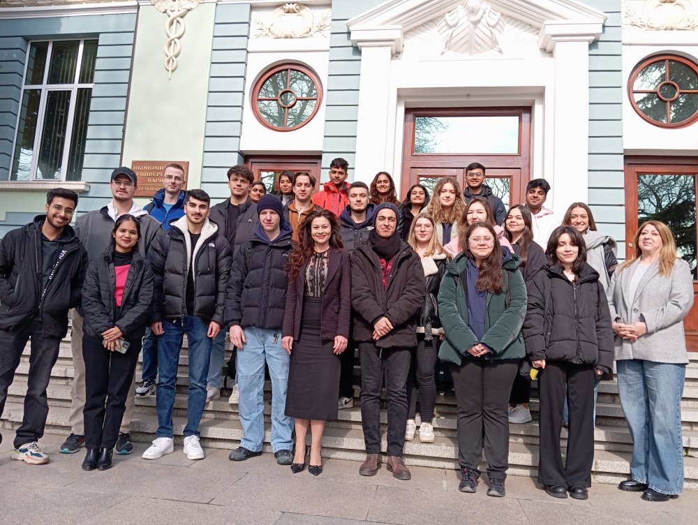 Gruppenfoto der Erasmus- Studierenden vor dem Eingang der Universität