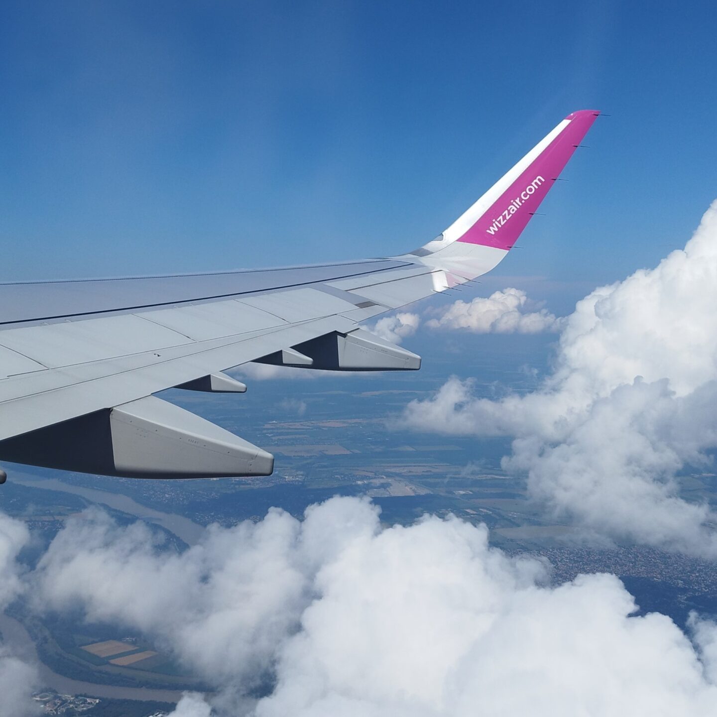 Auf dem Bild sieht man den Flügel eines Flugzeuges, aus Sicht eines Passagiers. Die Ariline ist Wizzair.