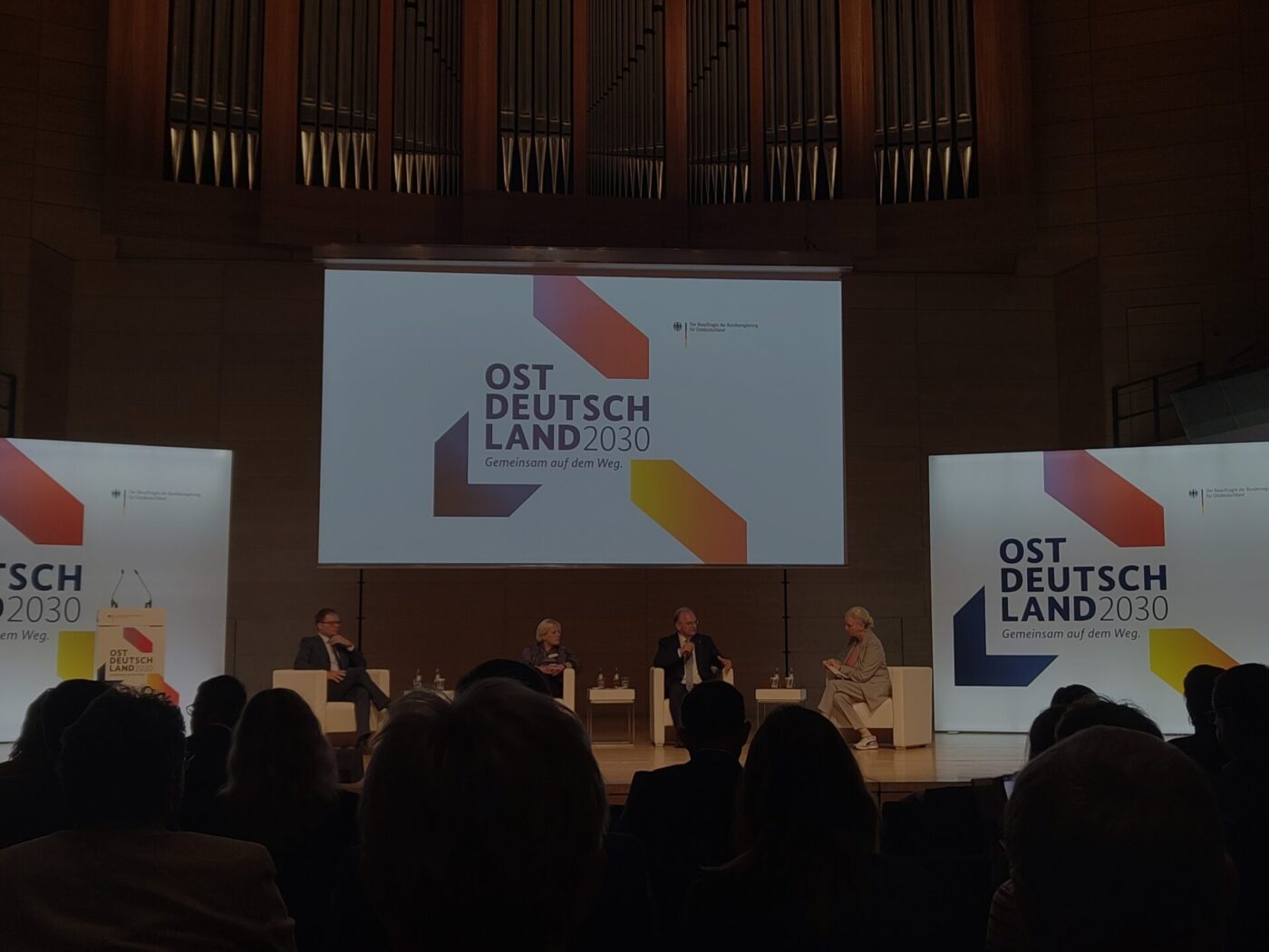 Ostdeutschland 2030 - Im Anfangspanel diskutierten Carsten Schneider, Dr. Reiner Haseloff und die Autorin Anne Rabe über die momentane Lage der Menschen in Ostdeutschland