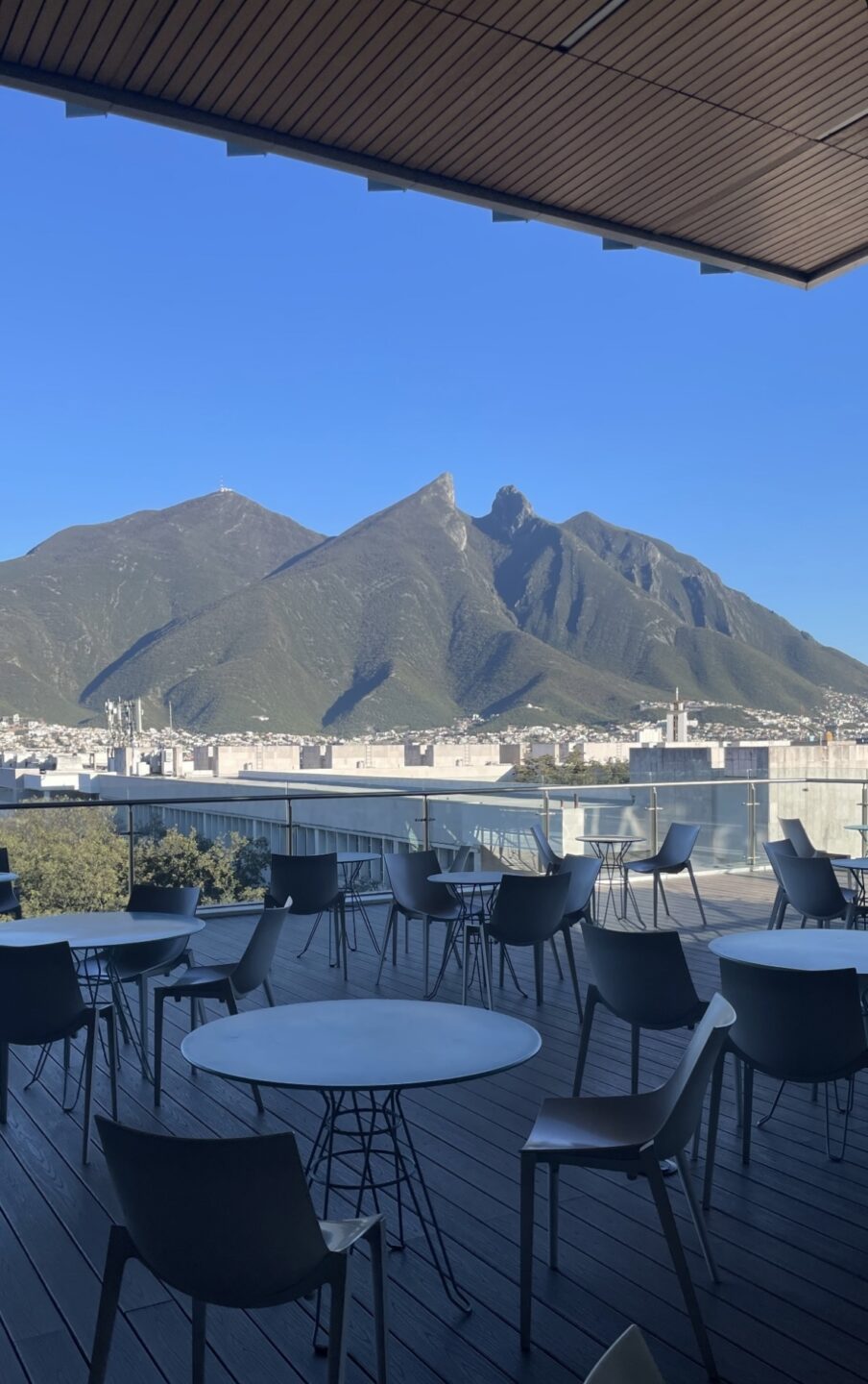 Blick auf Cerro de Silla von der Bibliothek der Tec aus