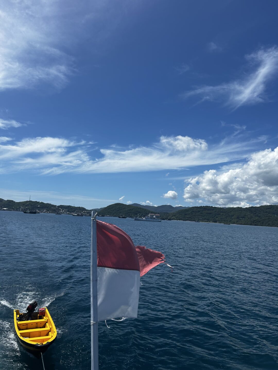 Flagge von Indonesien auf Boot