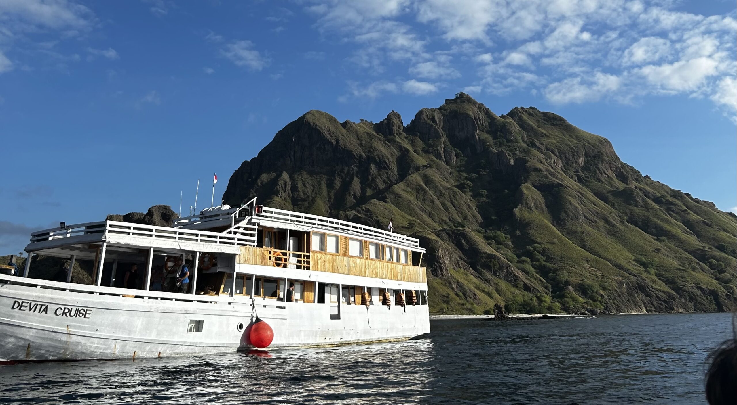 Schiff im Meer in Indonesien