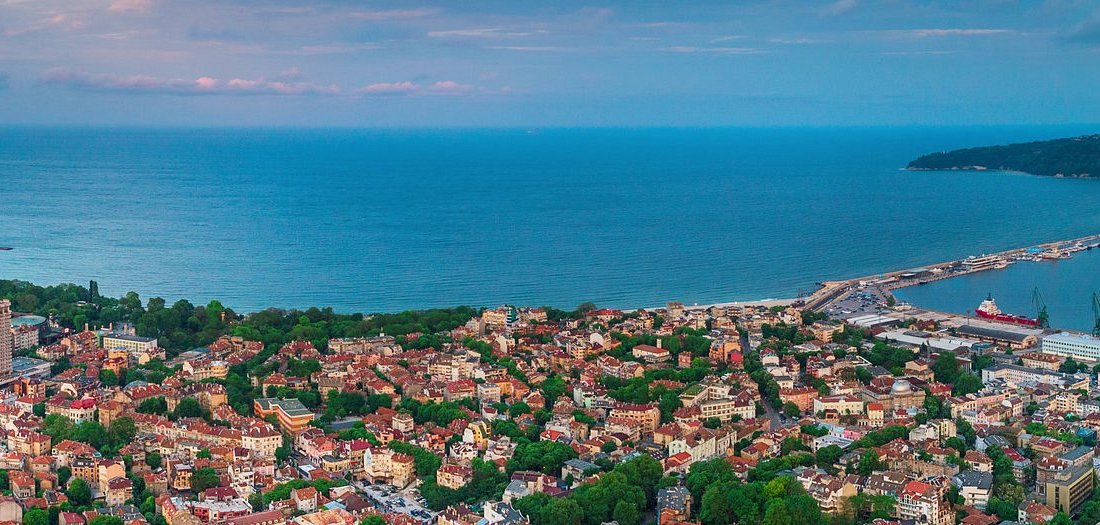 Die Stadt von oben mit Blick auf das Meer