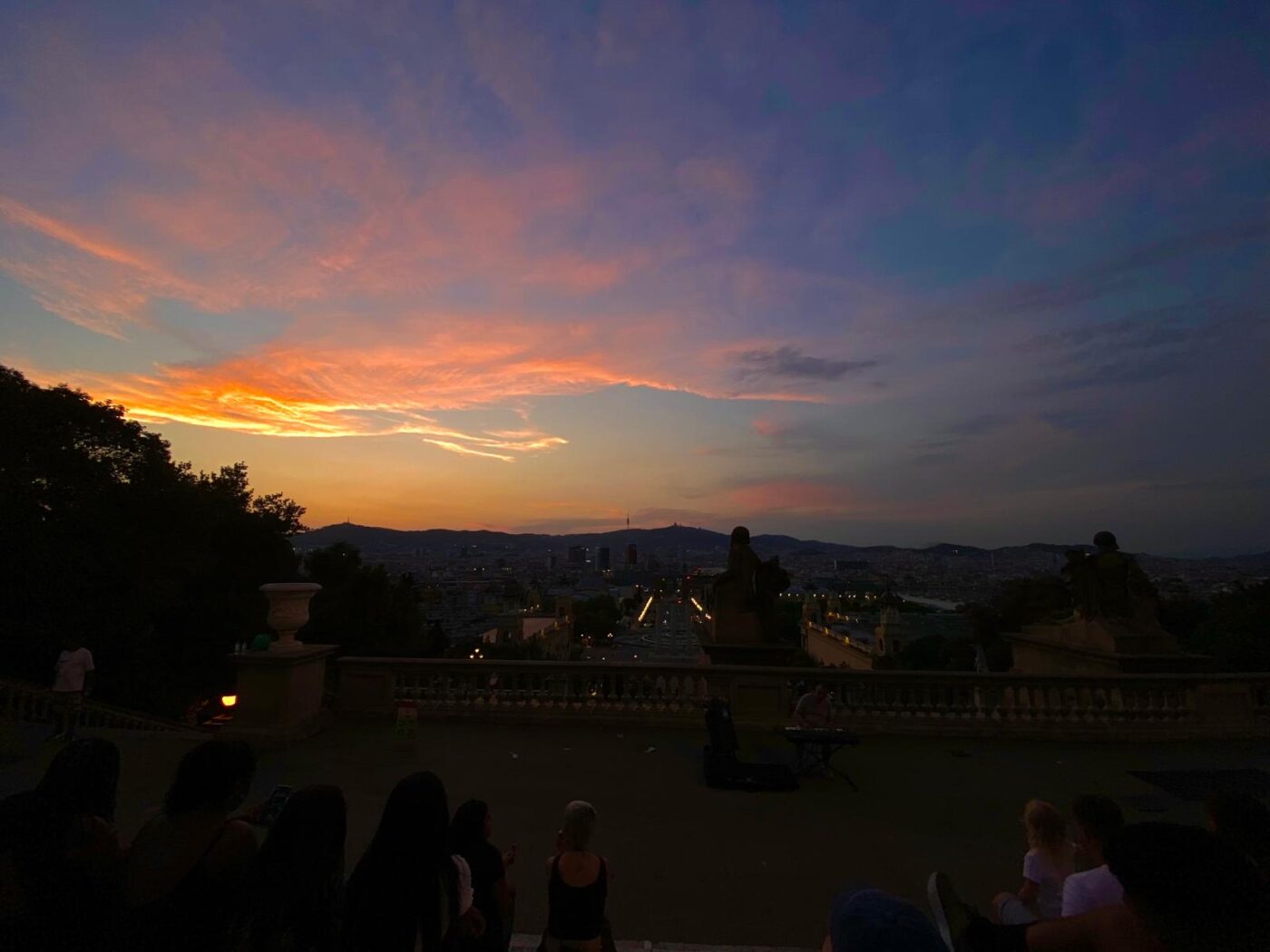 Caught in Between: How I became Part of a Conflict that was never mine 1 blog hintergrund der ausblick von dem aussichtspunkt vor dem Museum vor welchem wir auch die demonstration sahen, in diesem fall nur einen wunderschönen sonnenuntergang