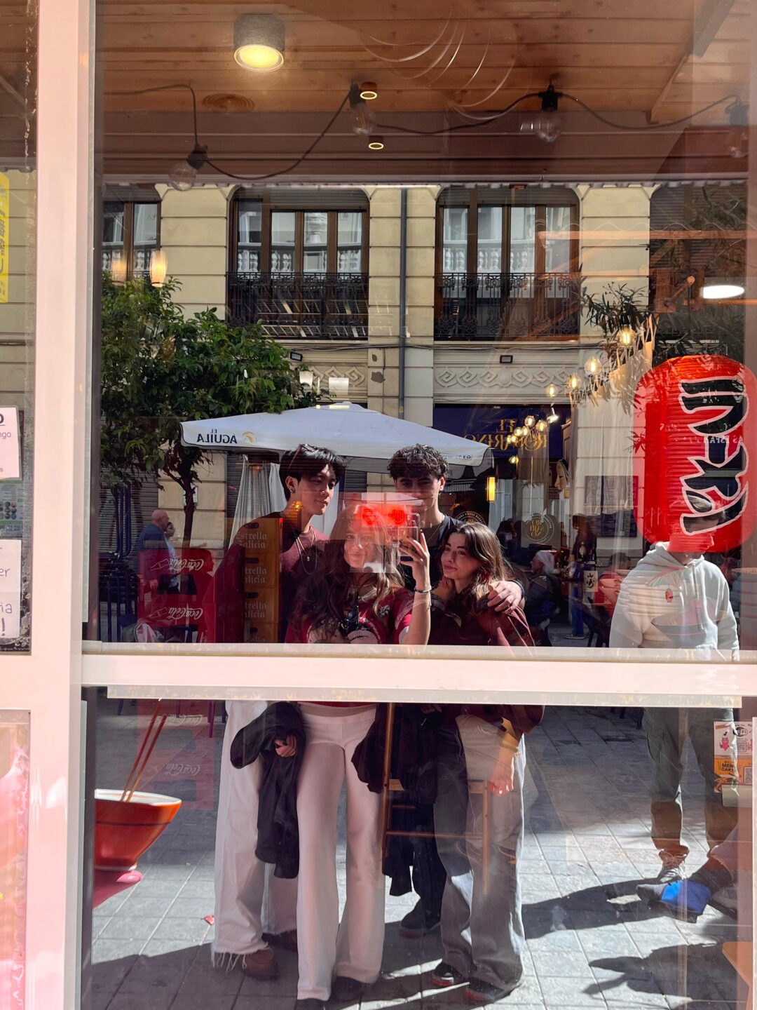 Going to a restaurants with freinds in Valencia